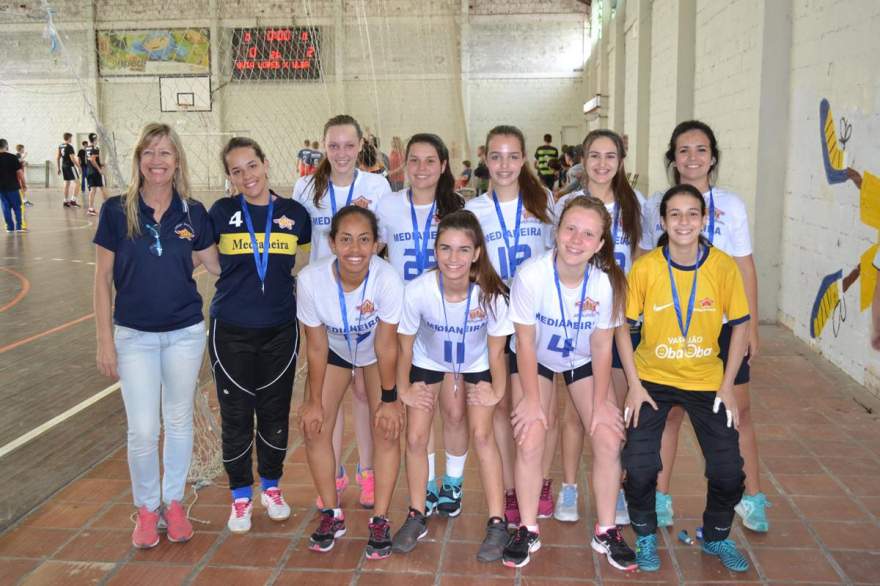 Colégio Medianeira - segundo lugar - handebol juvenil feminino