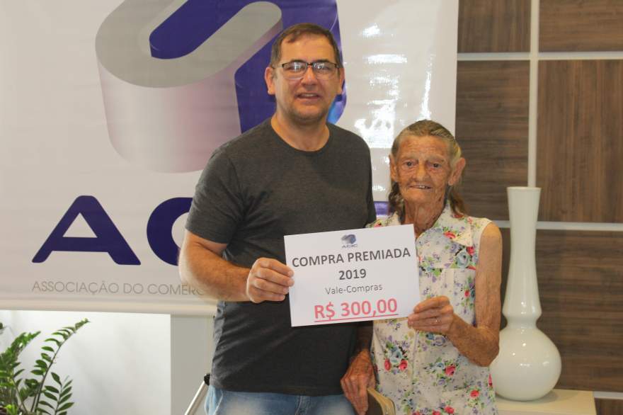 A entrega do prêmio para Olemia da Silveira