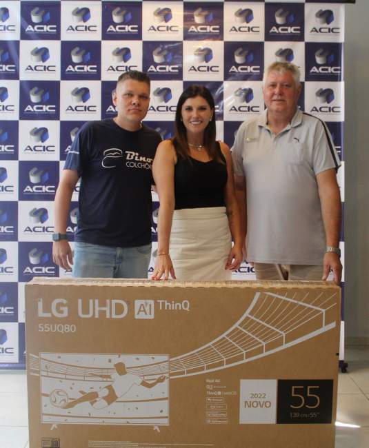 Fernanda Souza, cliente da Bino Colchões e moradora do Centro, ganhou uma TV 55