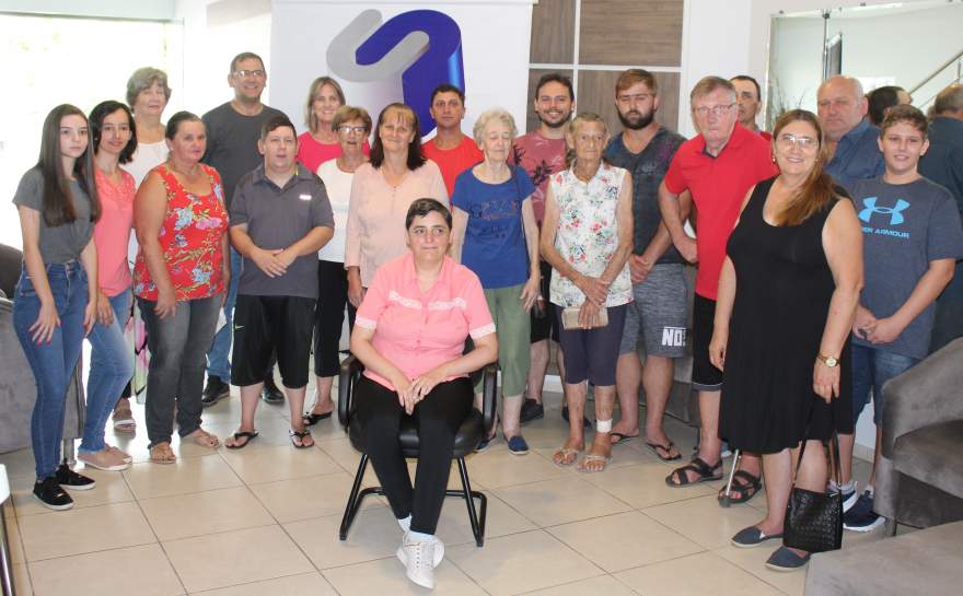 Foto coletiva dos vencedores com o presidente da Acic, Flávio Karnopp