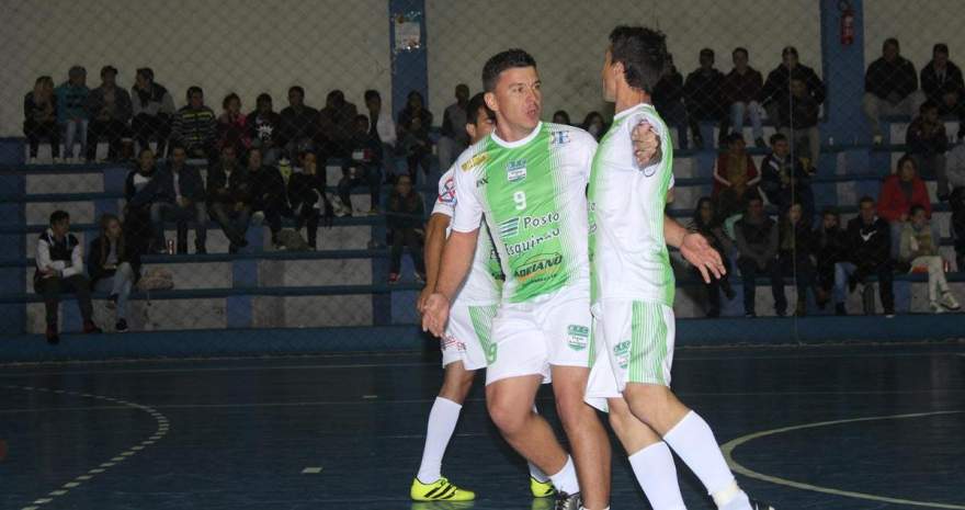 Matias comemora o gol que abriu o escore da partida entre Semal x Bataioli