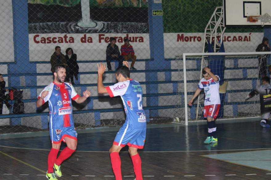 Jé comemora o primeiro gol do Atlético