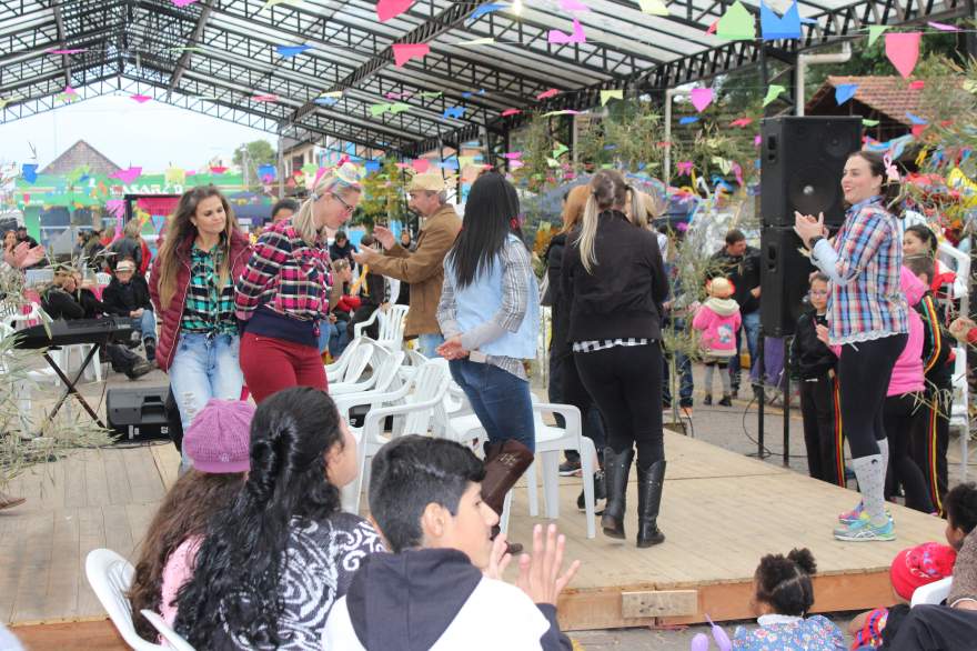 Nas brincadeiras, a dança das cadeiras