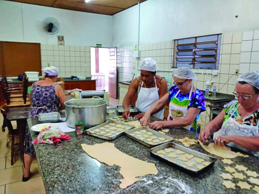 Tradicionais biscoitos natalinos estão sendo produzidos por confeiteiras voluntárias da comunidade
