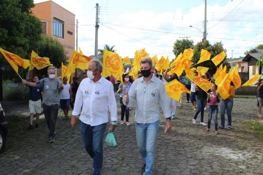 A caminhada de Rim e Cristiano no bairro Esmeralda