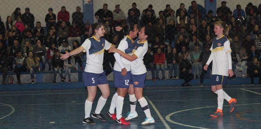 Atletas do Medianeira comemoram o gol que abriu o escore contra o Marvados 