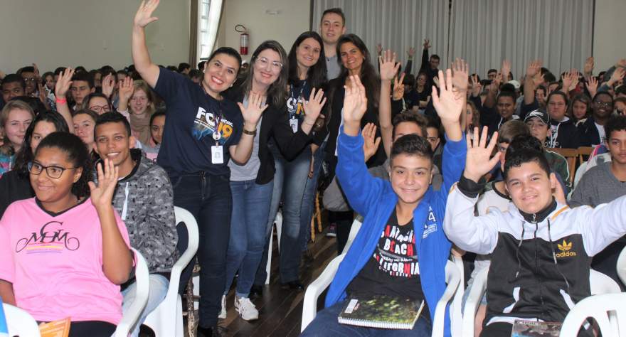 Ao final, um registro fotográfico com os estudantes das representantes do Senac e da secretária de Indústria e Comércio, Gabriela Butzge