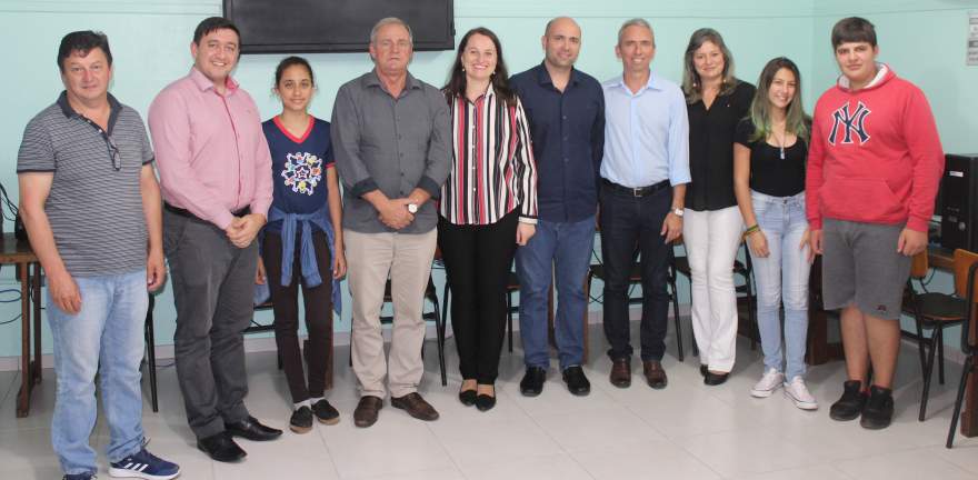 Laboratório conta com 10 computadores com acesso a internet