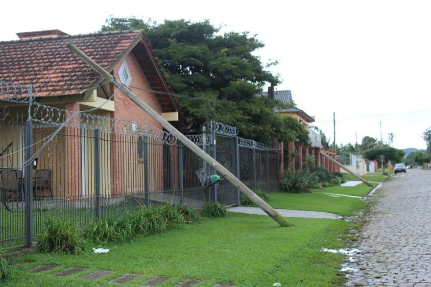 Postes caídos na rua 7 de Setembro