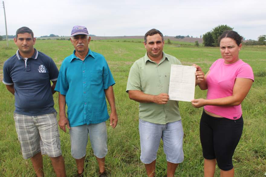  Ivan Moura (centro) e seus familiares confirmam que a Várzea do Botucaraí pertence à Candelária  
