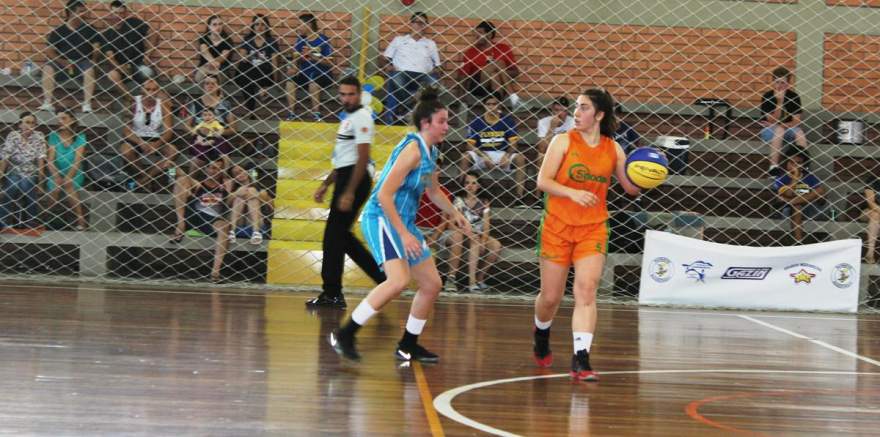 As duas equipes alternaram vantagens durante a partida
