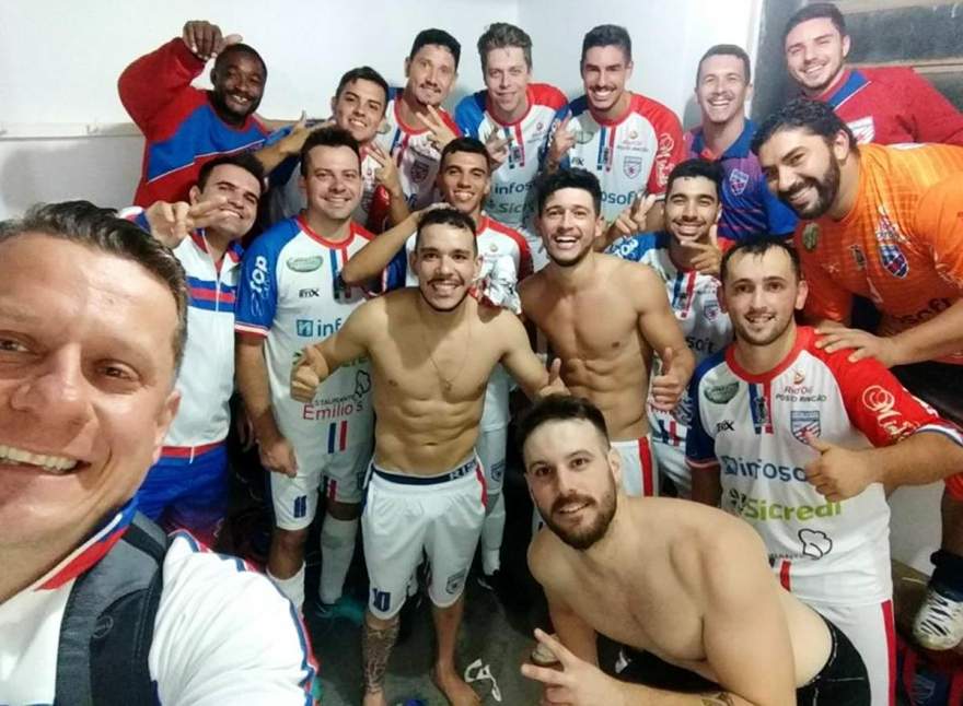 Jogadores e integrantes da comissão técnica comemoram a importante vitória obtida fora de casa