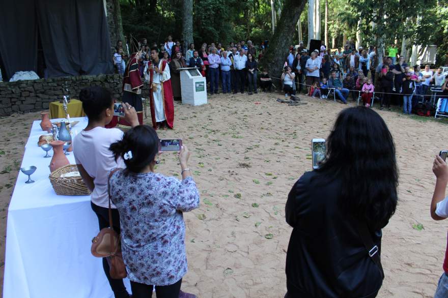 Muitos dos presentes filmaram a dramatização dos últimos dias de Cristo