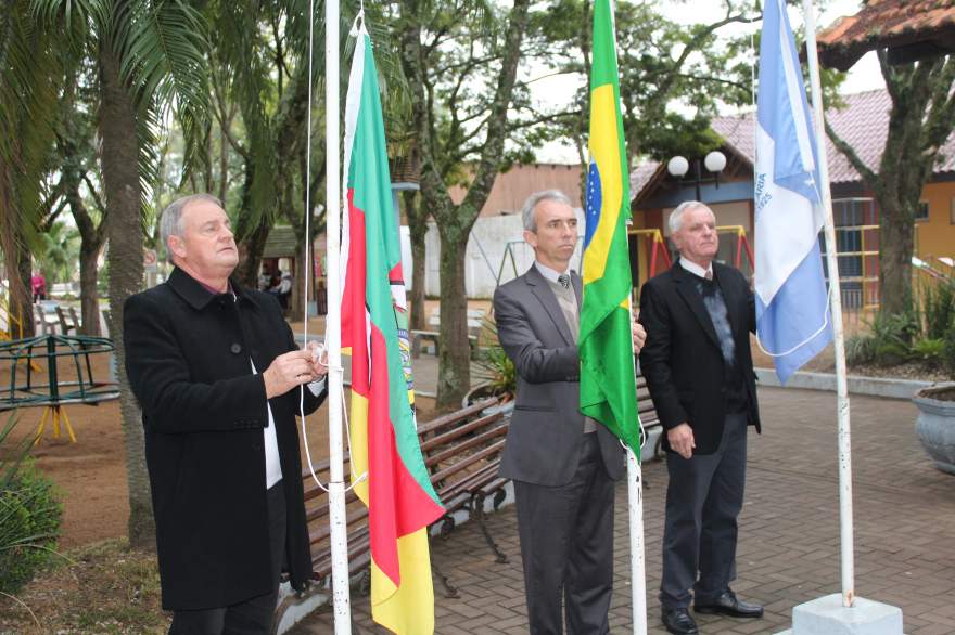 Hasteamento das bandeiras ocorreu na Praça Alberto Blanchardt da Silveira