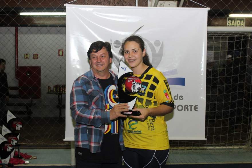 A premiação da goleira menos vazada do feminino para Eloisy, do Galacticos