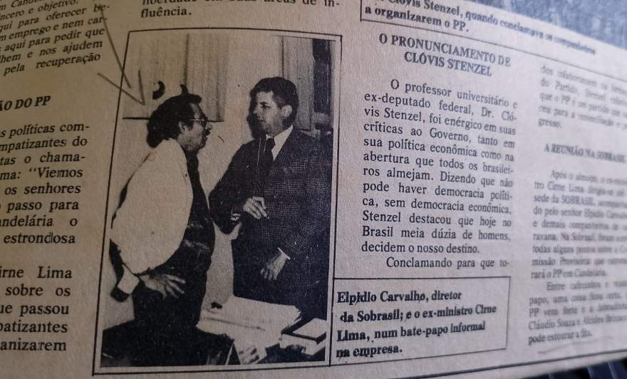 Recorte de jornal que mostra Elpídio com o então Ministro de Agricultura do Governo Médici, Cirne Lima (Foto: Acervo pessoal)