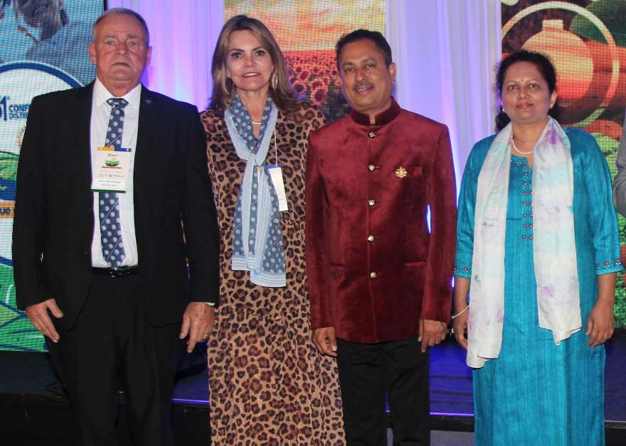 Dr. Mahesh Kotbagi e Dra. Amita Kotbagi com Nestor Ellwanger e esposa Cleonice