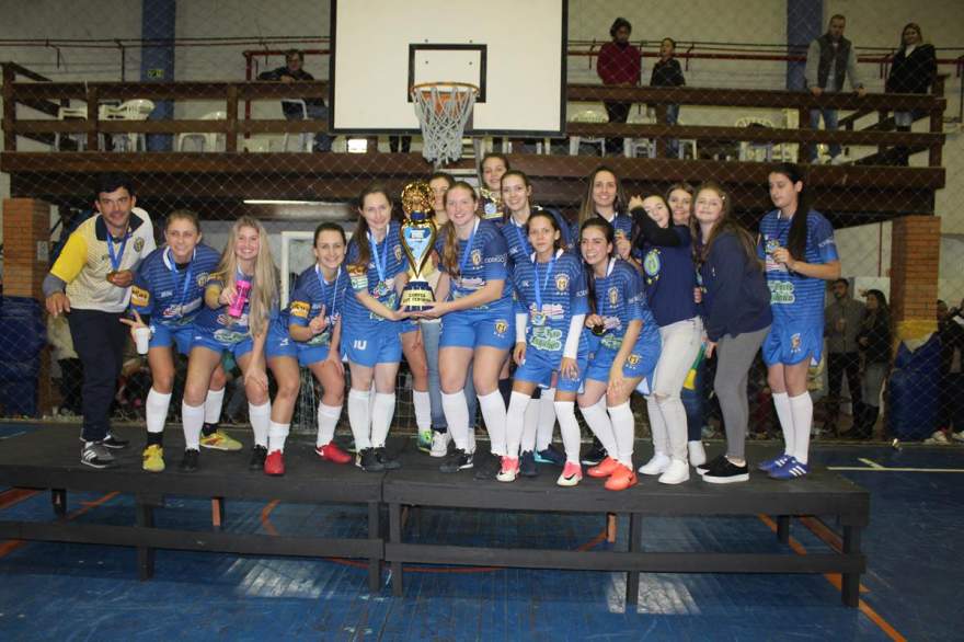 No palco dos campeões, a equipe do Marvados feminino