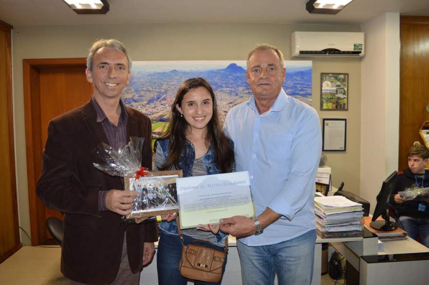 Vice-prefeita Estudantil Eduarda da Silva Padilha (EMEF Christiano A. Graeff), ao lado do prefeito Paulo Butzge e vice Nestor Ellwanger