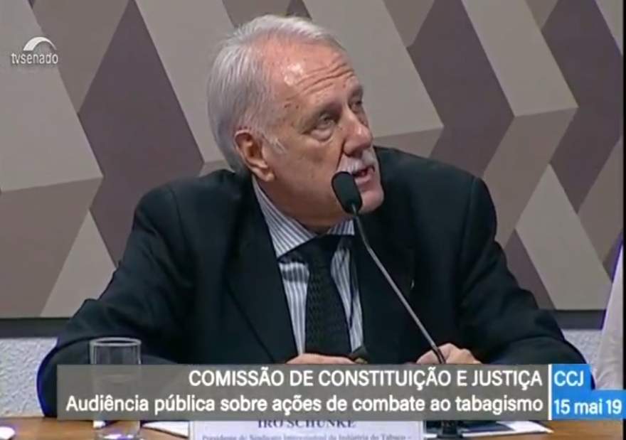 Presidente do Sinditabaco, candelariense Iro Schunke esteve presente na audiência pública em Brasília