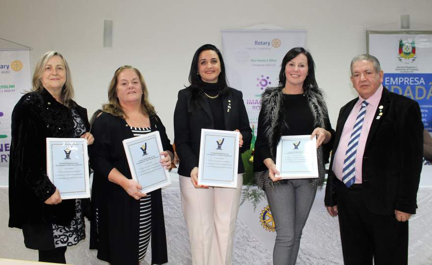 As novas companheiras rotarianas Elaine Lopes, Marta Emmel, Alexandra Bini e Lenara Trevisan com o presidente Rui Flores e Silva 