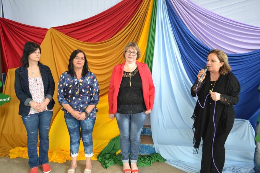 Luci Fornari Abreu homenageou professoras da escola e Edenara Guarezi, da secretaria de Educação