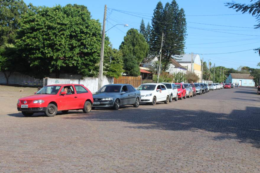 Fila para abastecimento no Posto Esquinão