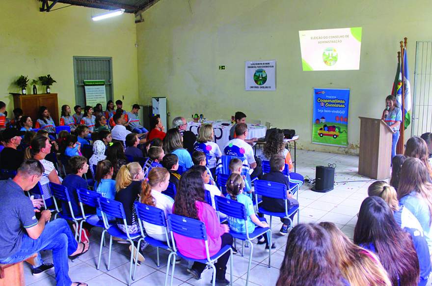 Evento foi prestigiado por autoridades municipais, membros do Sicredi, professores e estudantes, além de representantes das demais cooperativas escol