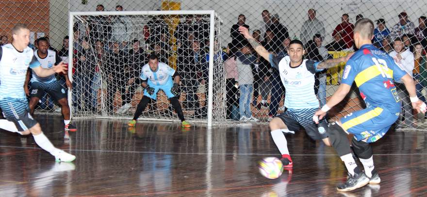 Na reta final da partida, o Marvados usou João Gabriel como goleiro-linha