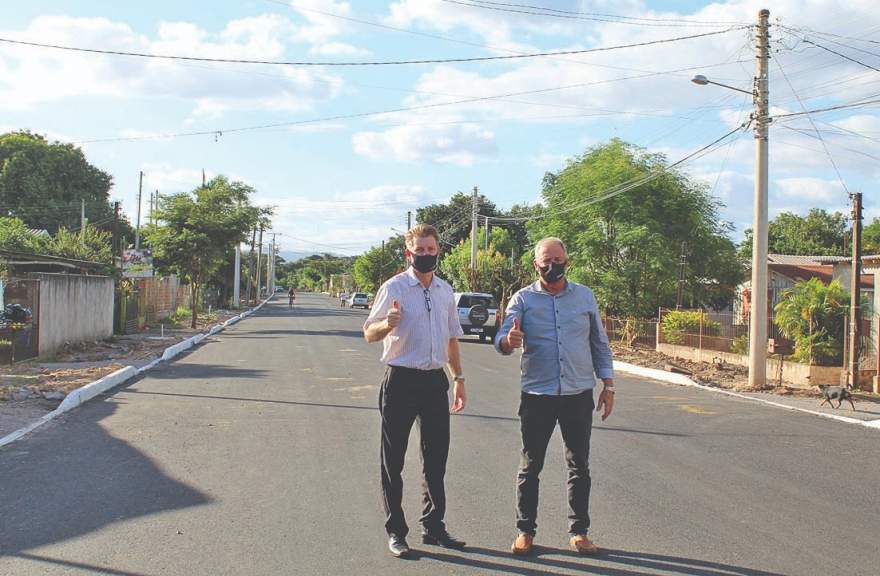 Rim e Cristiano na rua Santo Antônio, que ganhou pavimentação asfáltica já concluída 