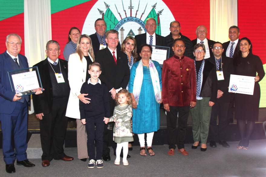 Integrantes do Rotary Club de Candelária e os homenageados