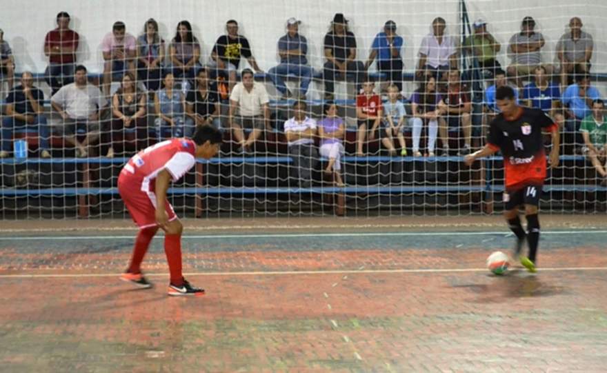 ACBF, de Juninho (D), pouco criou na derrota sofrida no último sábado, 2 (Fotos: Diego Foppa • Folha)