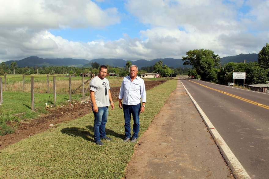 Ederson Gularte com o prefeito em exercício, Nestor Ellwanger
(Crédito: AI da Prefeitura de Candelária)