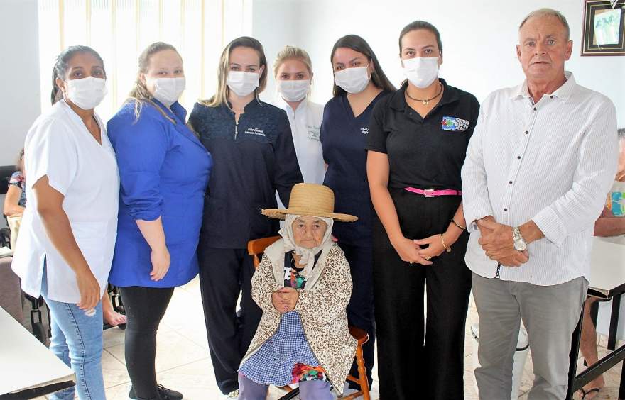 Prefeito e equipe com Lidia dos Santos, de 101 anos, que também foi imunizada | Foto: Erni Bender / Ai Prefeitura