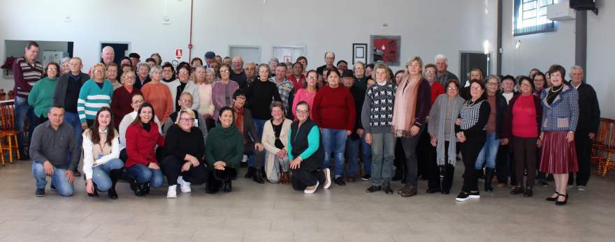 Foto coletiva: Grupo de Terceira Idade Alegria de Viver junto com representantes da Secretaria de Assistência Social