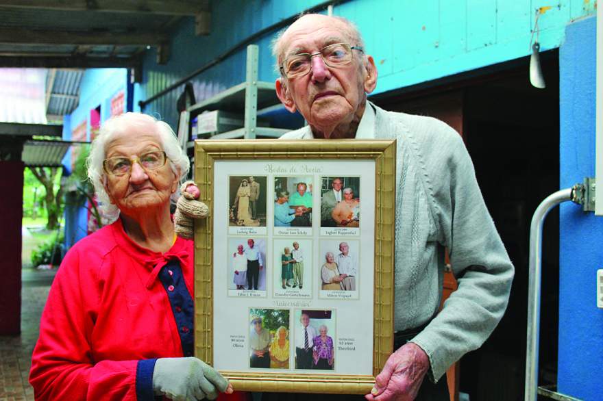 Casal de idosos apresenta com orgulho o histórico de bodas