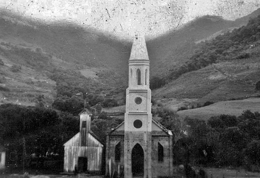A igreja Sinoal com a antiga de madeira ao lado
