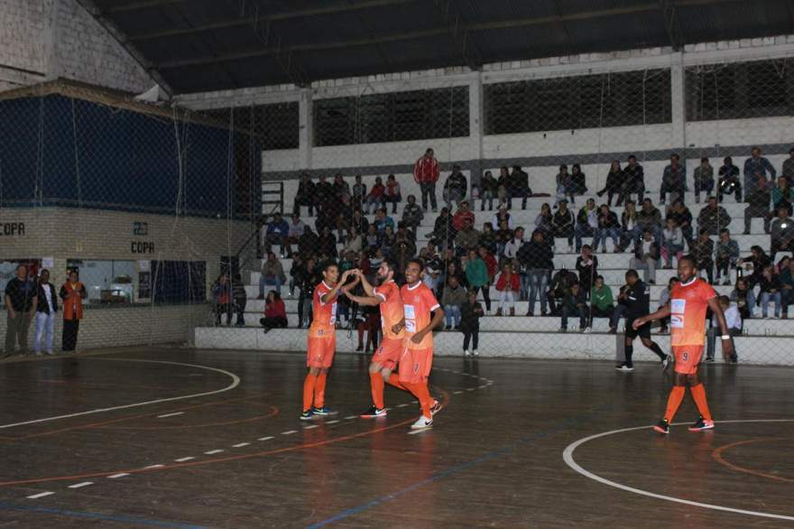 A comemoração do gol de empate do Maxxy, anotado por Júnior Negão