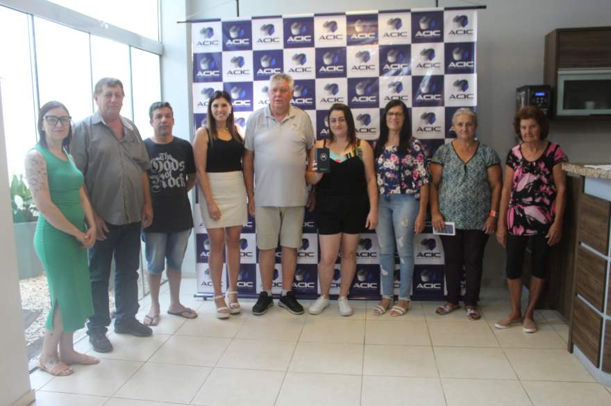 Ganhadores da promoção com o presidente da ACIC, Clairton Kleinert