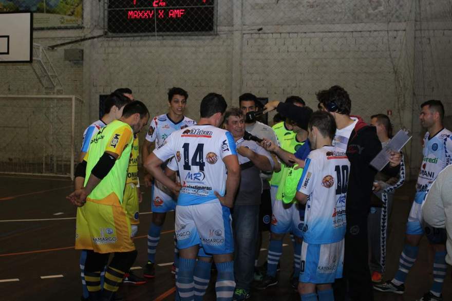 Técnico Javali da AMF orienta seus jogadores em pedido de tempo