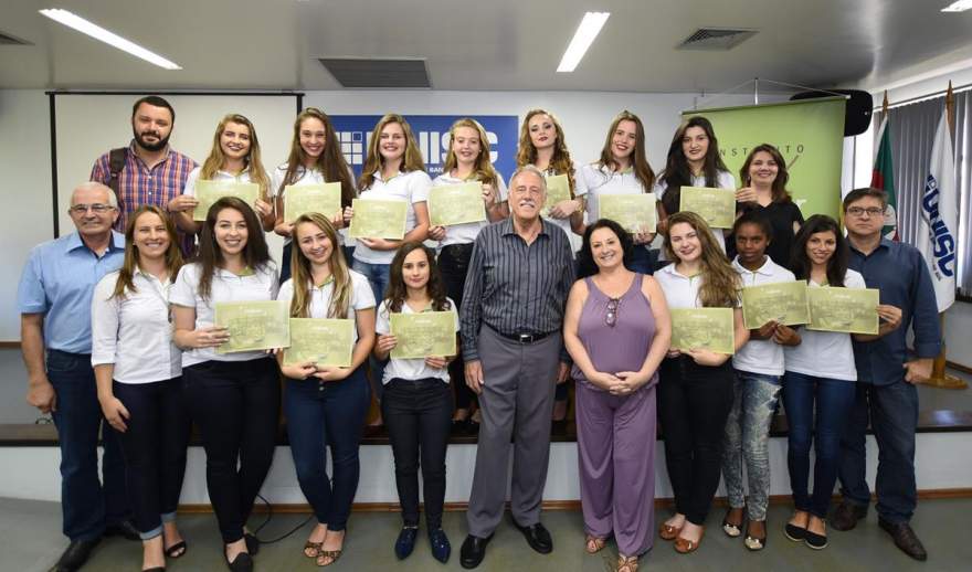 A turma de formandas do projeto com os seus certificados