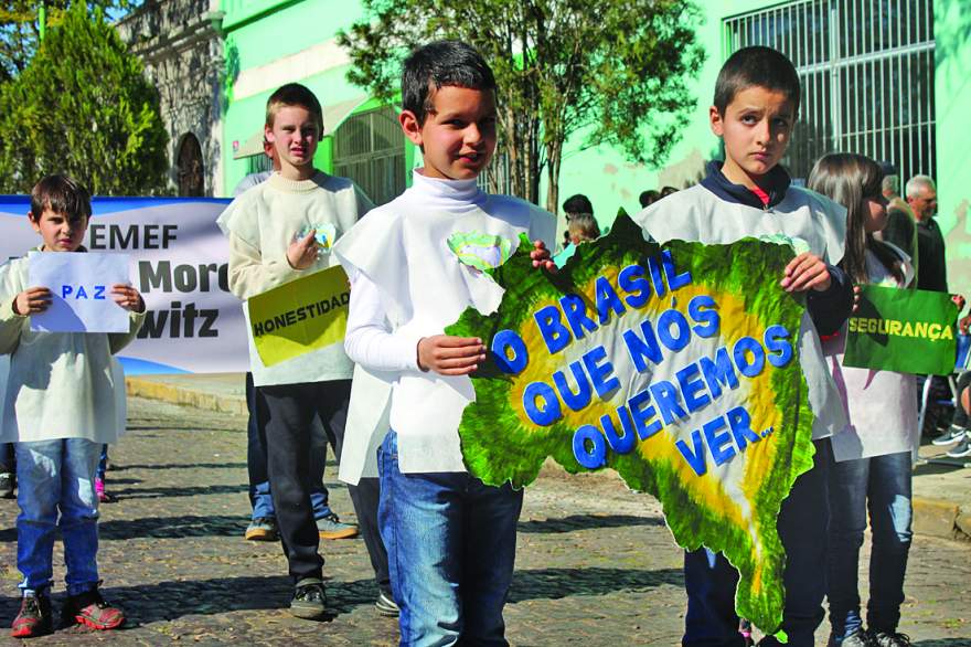 Verde e amarelo: escolas vão levar as cores da bandeira para a avenida