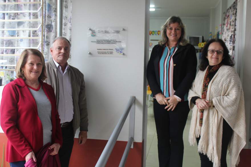 A diretora Danieta, o vice-prefeito Nestor Ellwanger e as secretárias Esther e Sônia Pereira descerraram uma placa inaugural