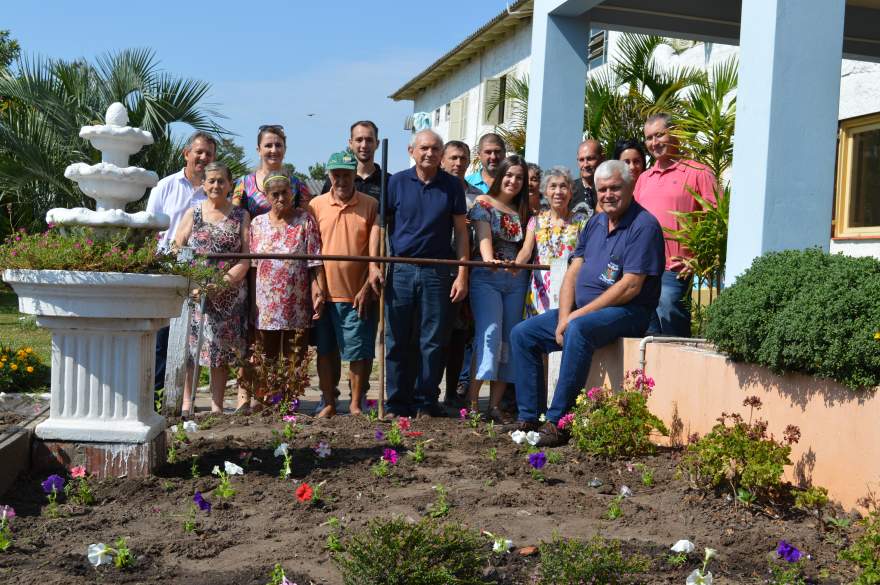 Após o lanche, foram plantadas algumas flores no pátio da casa assistencial 