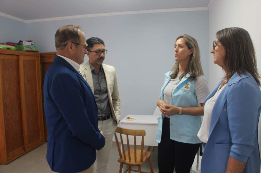 Cleidi Marion, diretora da Apae, mostra as salas do CAS TEAcolhe