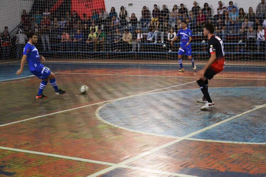 Jefinho (D) marcou o segundo gol da ACBF na partida 