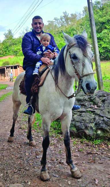 Muriã Fernando de Oliveira com o pequeno Ravi