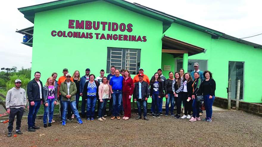 Integrantes da Associação Candelariense de Juventude Rural estiveram participando de uma viagem de estudos no último domingo, em Venâncio Aires
