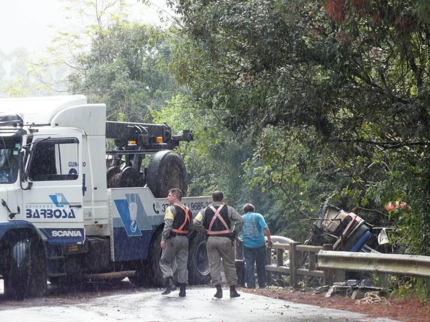 Caminhão-guincho usado para realizar trabalho de retirada de ônibus