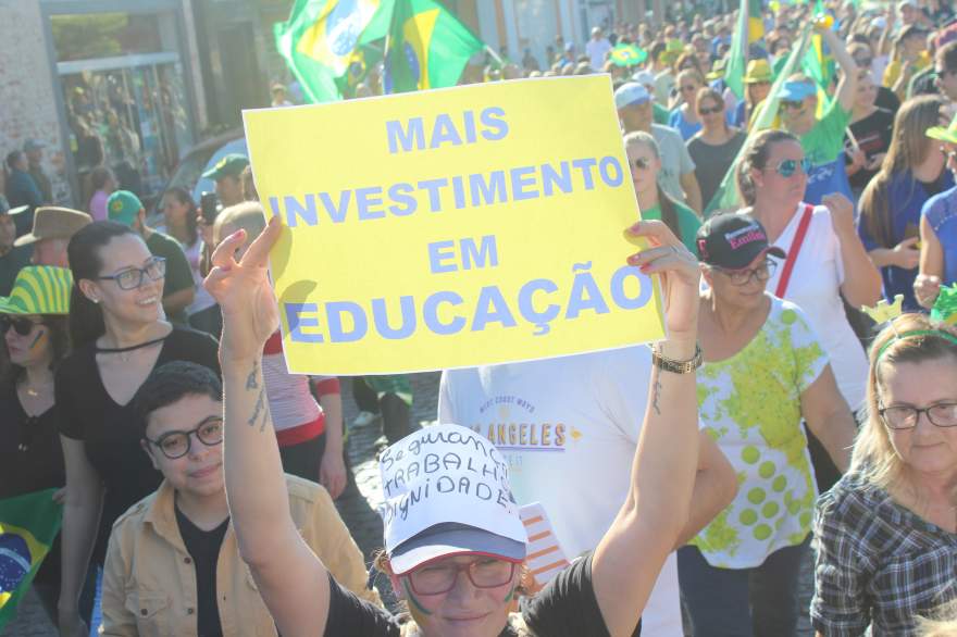 Munidos de cartazes,manifestantes deram o seu recado